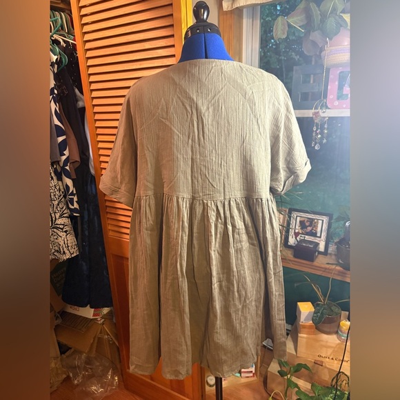 Listicle V-Neck Tunic in Olive - Picture 3 of 3